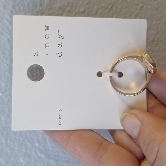 A new day gold tone with white ring - Picture 4 of 5